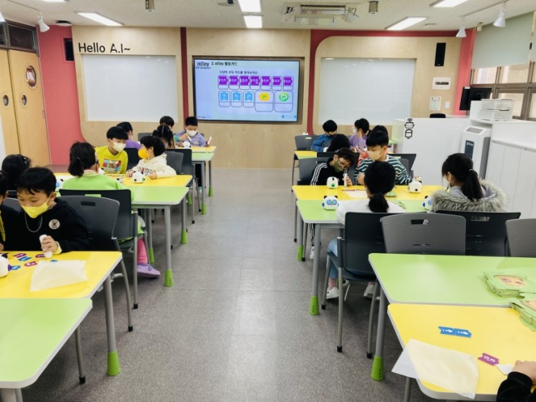 렌쥴리에듀테인먼트 서울 교육청 신나는 AI교실 시범학교 서울 중마초등학교(정원405명) 인...