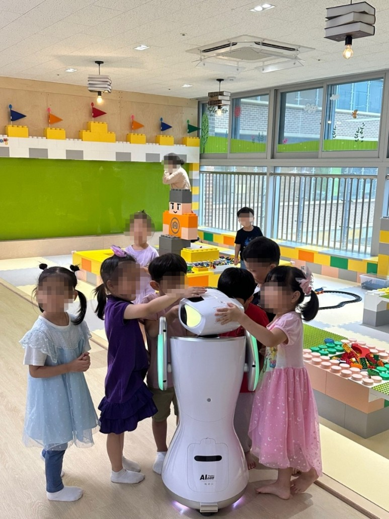 렌쥴리에듀테인먼트 교육용 인공지능로봇 AI슈타인 새뜰유치원 