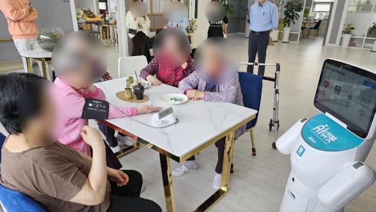 렌쥴리에듀테인먼트 인공지능 헬스케어로봇 & 요양원